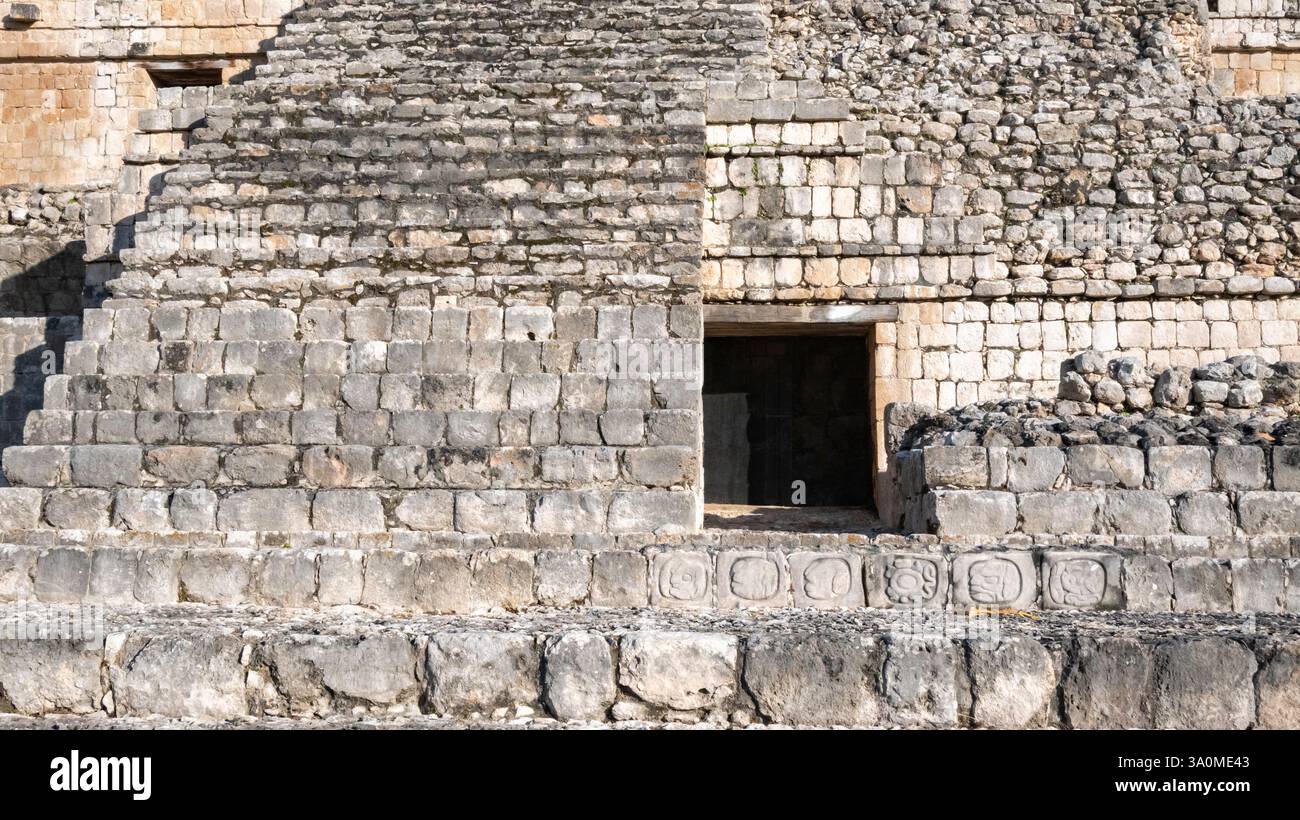 Edzna, Campeche, Messico, scalinate fatte di pietre nel sito archeologico Maya di Campeche. Foto Stock