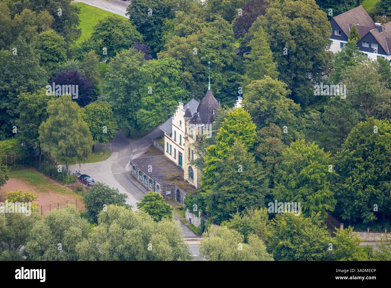 Vista aerea, Villa Haus Dassel, edificio simile a un castello sotto protezione monumento, Allagen, Warstein, Sauerland, Renania settentrionale-Vestfalia, Germania Foto Stock