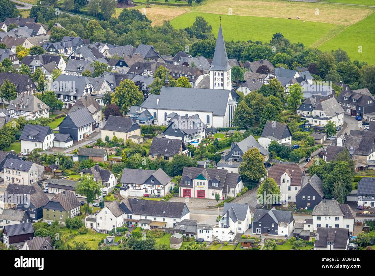 Vista aerea, vigili del fuoco volontari e Chiesa cattolica di San Cristoforo a Hirschberg, Warstein, Sauerland, Renania settentrionale-Vestfalia, Germania Foto Stock