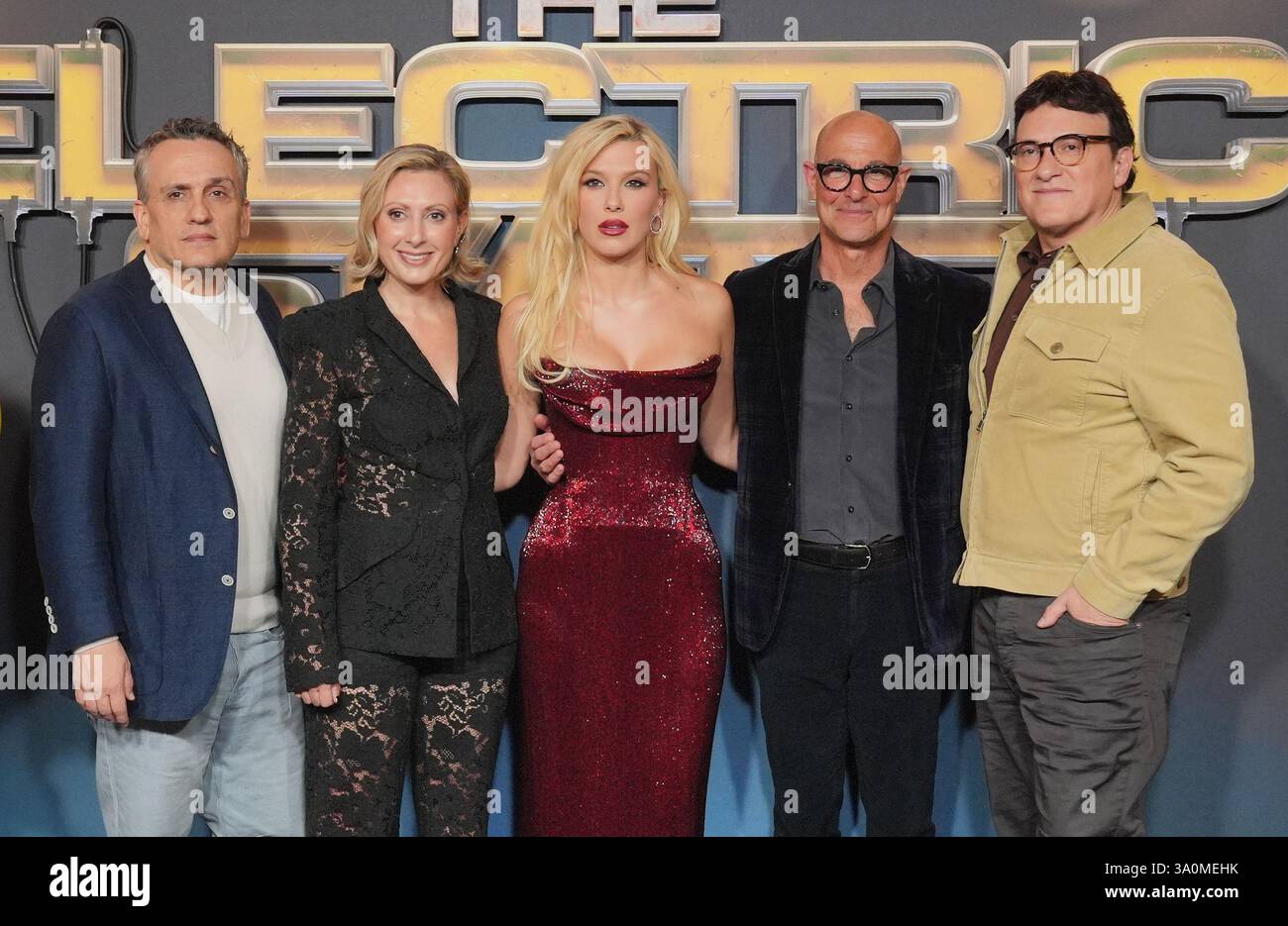 (Da sinistra a destra) Joe Russo, Angela Russo-Otstot, Millie Bobby Brown, Stanley Tucci e Anthony Russo arrivano per la proiezione speciale dell'Electric State, alla Battersea Power Station di Londra. Data foto: Martedì 4 marzo 2025. Foto Stock