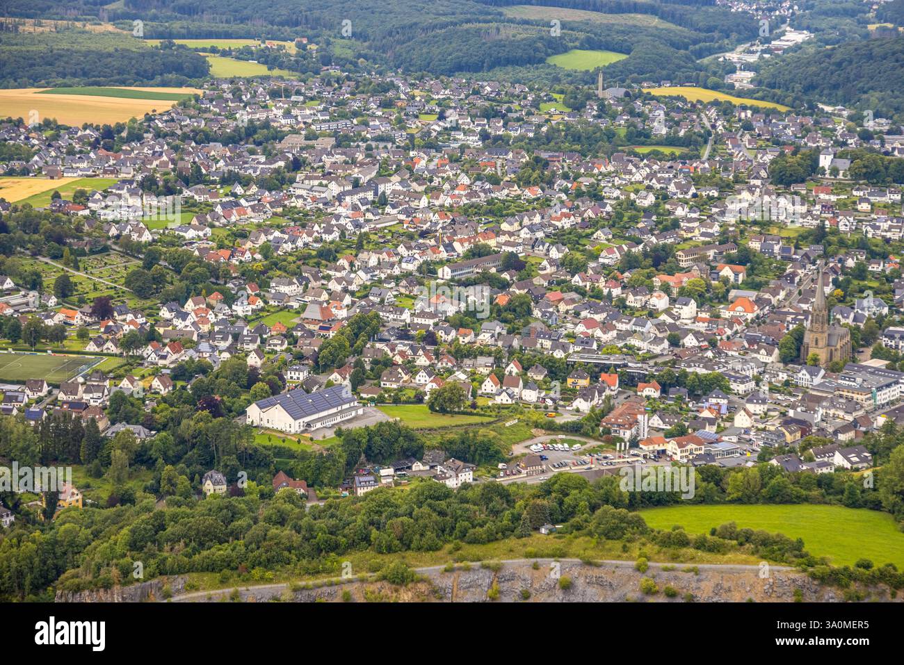 Vista aerea, zona residenziale, vista locale con Sauerlandhalle e chiesa parrocchiale cattolica di San Pankratius, Warstein, Sauerland, Renania settentrionale-Vestfalia, Foto Stock