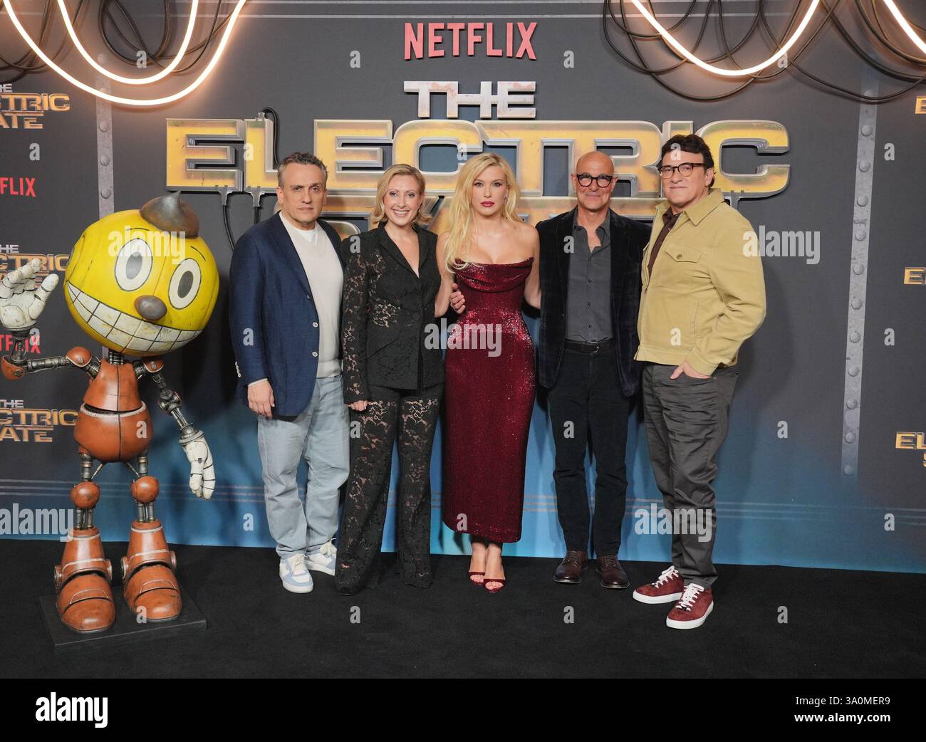 (Da sinistra a destra) Joe Russo, Angela Russo-Otstot, Millie Bobby Brown, Stanley Tucci e Anthony Russo arrivano per la proiezione speciale dell'Electric State, alla Battersea Power Station di Londra. Data foto: Martedì 4 marzo 2025. Foto Stock