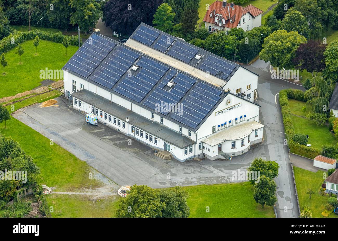 Vista aerea, Sauerlandhalle con tetto solare, Bürgerschützengesellschaft Warstein e.V. Schützenhalle, Warstein, Sauerland, Renania settentrionale-Vestfalia, Germ Foto Stock
