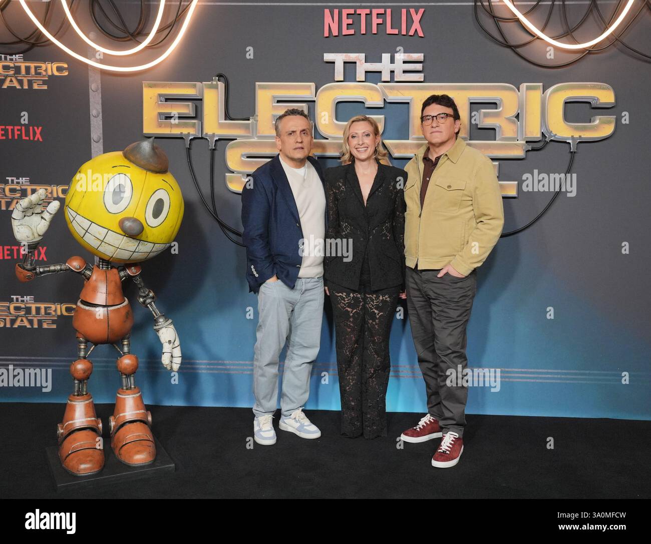(Da sinistra a destra) Joe Russo, Angela Russo-Otstot e Anthony Russo arrivano per la proiezione speciale di The Electric State, alla Battersea Power Station di Londra. Data foto: Martedì 4 marzo 2025. Foto Stock