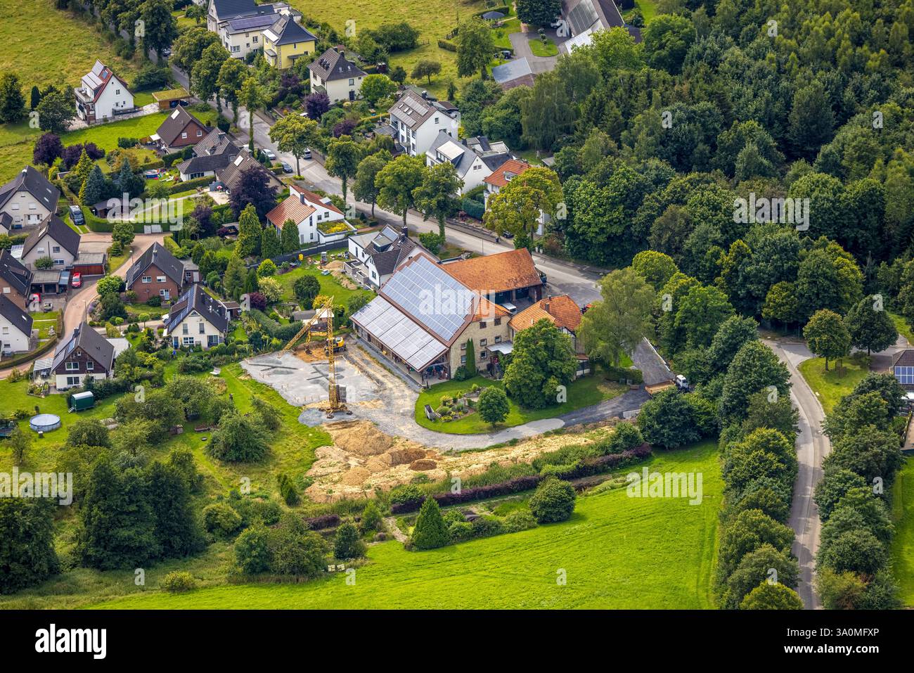 Foto aerea, Haus und industrie Elektronik GmbH con tetto solare su Drewerweg, Belecke, Warstein, Sauerland, Renania settentrionale-Vestfalia, Germania Foto Stock
