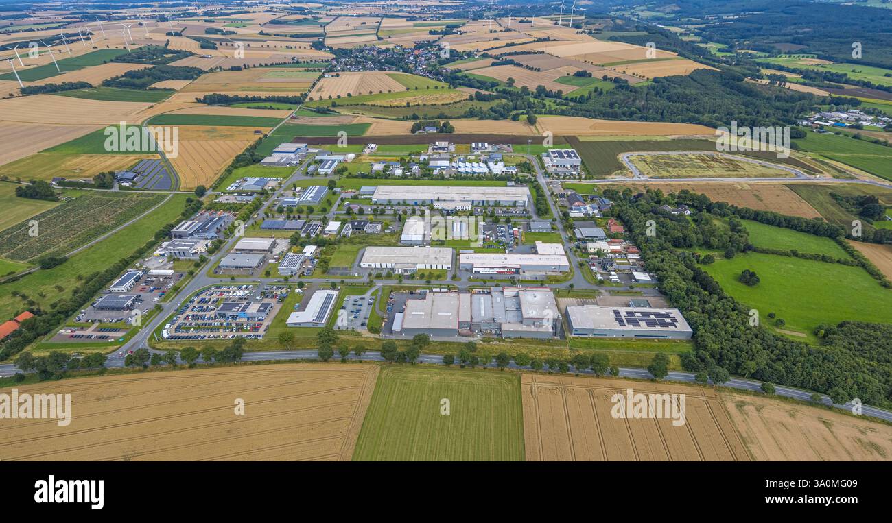 Vista aerea, parco industriale Gewerbegebiet-Nord, prati e campi, Belecke, Warstein, Sauerland, Renania settentrionale-Vestfalia, Germania Foto Stock