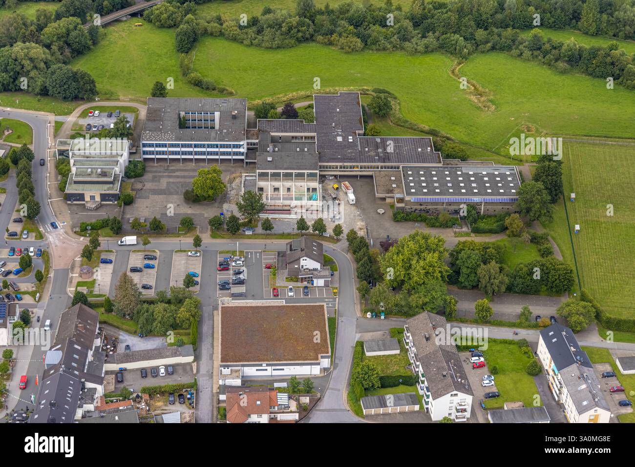 Vista aerea, scuola secondaria con palestra tripla Belecke, Pietrapaola-Platz, Belecke, Warstein, Sauerland, Renania settentrionale-Vestfalia, Germania Foto Stock