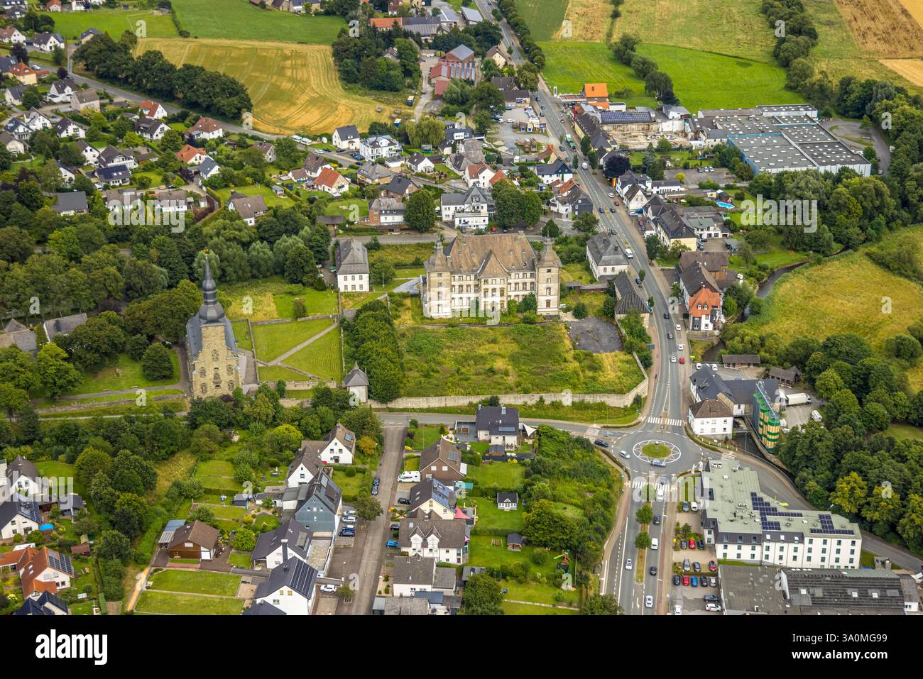 Vista aerea, ex castello Deutschordenskommende Mülheim, chiesa cattolica di Santa Margaretha, Sichtigvor, Warstein, Sauerland, Renania settentrionale-Vestfalia, Ger Foto Stock