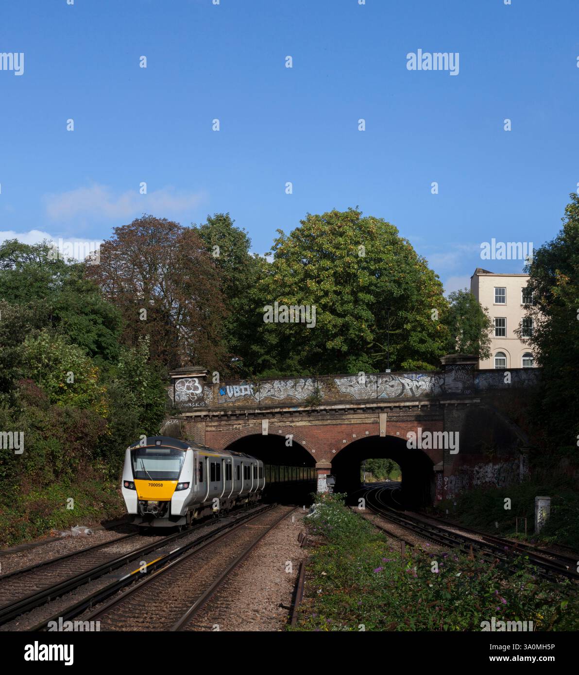 Treno elettrico Govia Thameslink classe 700 a Denmark Hill, a sud di Londra, passando attraverso il tunnel Grove Foto Stock