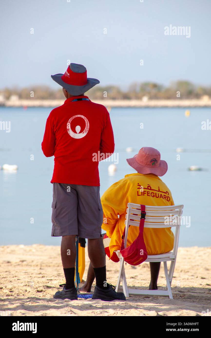 Il bagnino in servizio durante la corsa in barca sulla spiaggia della città di Corniche ad Abu Dhabi, Emirati Arabi Uniti Foto Stock