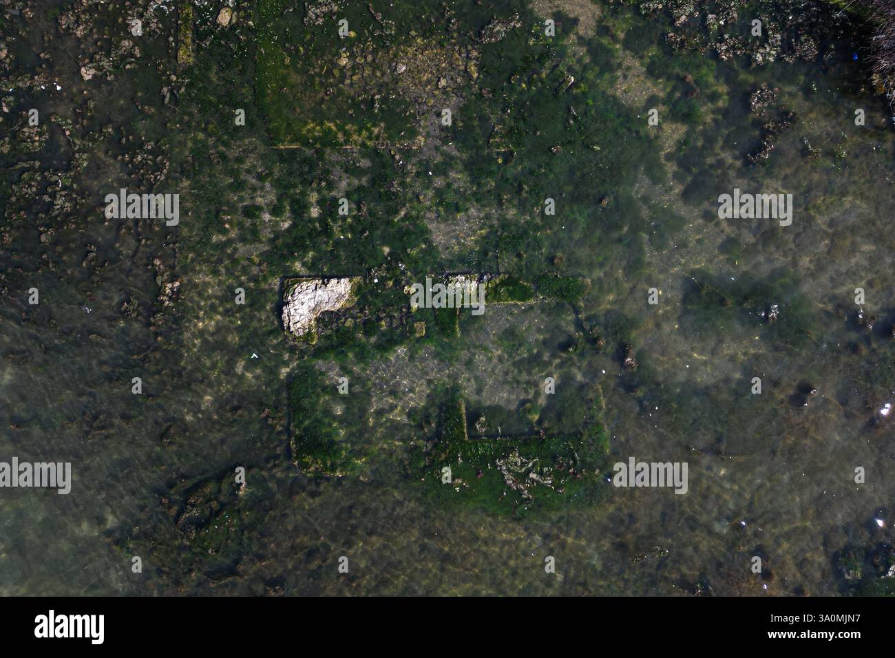 Bacoli, Italia. 4 marzo 2025. Strutture murarie di epoca romana riaffiorano nel Lago di Fusaro, campi Flegrei, a causa del bradicitismo. Il lago si trova nel comune di Bacoli. (Foto di Paolo manzo/NurPhoto) credito: NurPhoto SRL/Alamy Live News Foto Stock