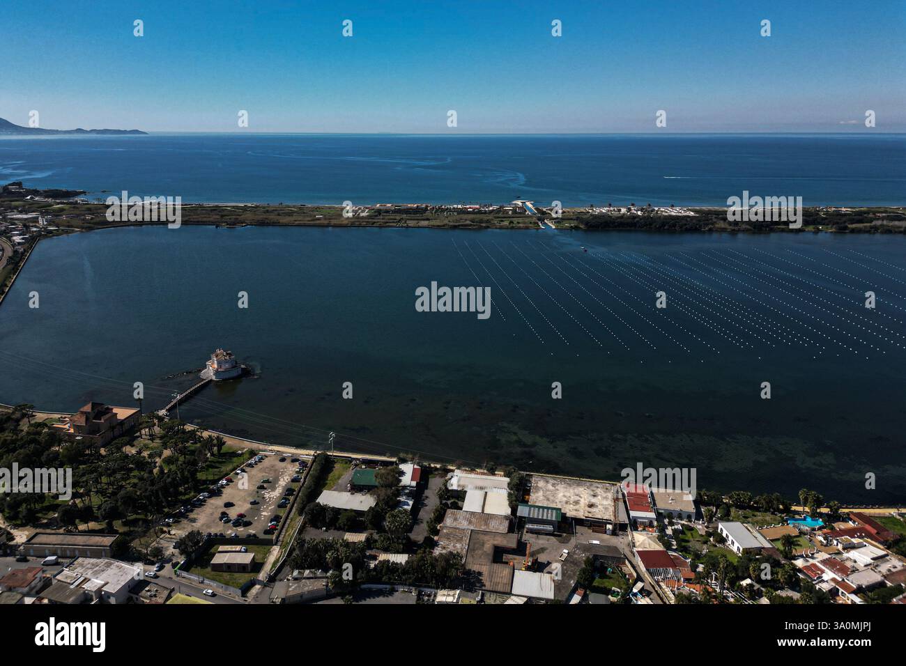 Bacoli, Italia. 4 marzo 2025. Strutture murarie di epoca romana riaffiorano nel Lago di Fusaro, campi Flegrei, a causa del bradicitismo. Il lago si trova nel comune di Bacoli. (Foto di Paolo manzo/NurPhoto) credito: NurPhoto SRL/Alamy Live News Foto Stock