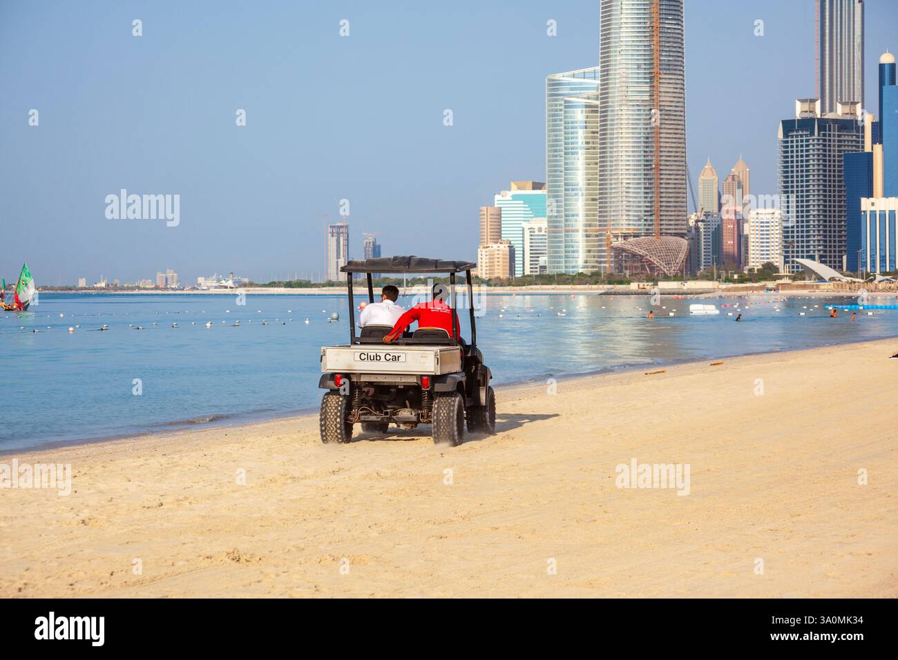 Protezioni sul pick-up presso la spiaggia sabbiosa di Abu Dhabi Corniche Foto Stock