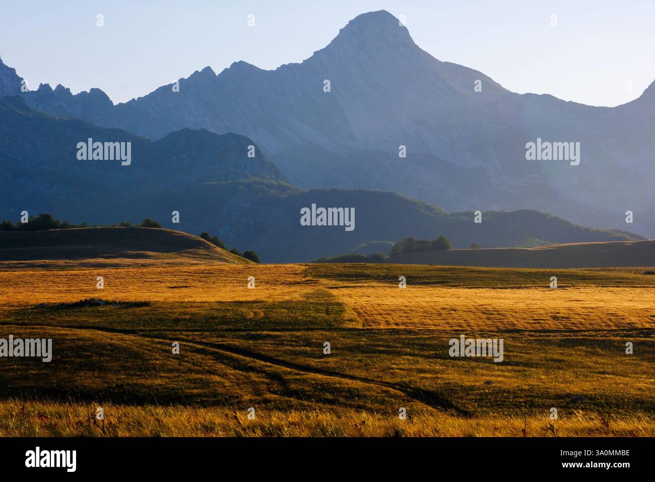 Splendido paesaggio montano con grandi nuvole in inverno Foto Stock