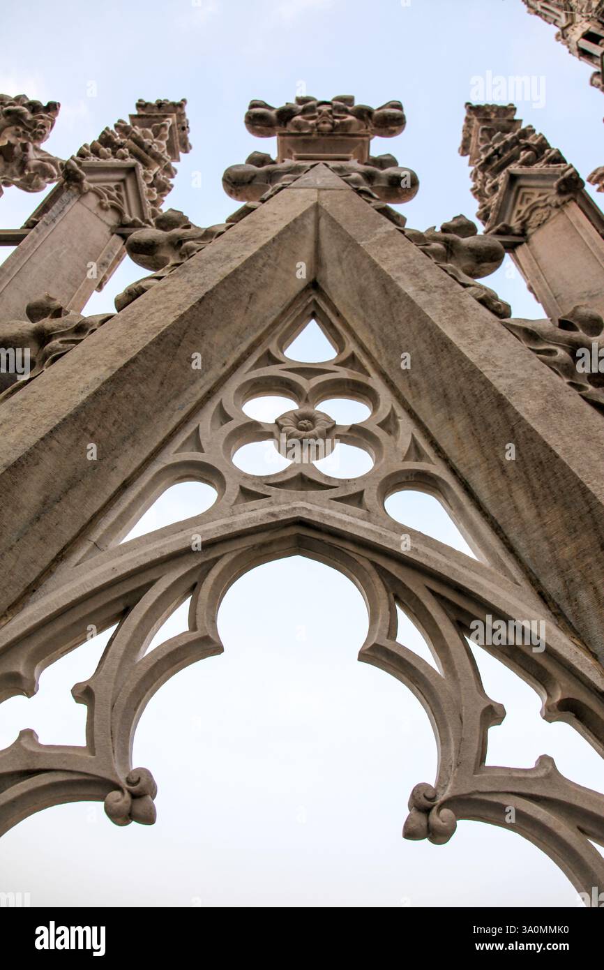 Ornamento gotico con rosetta sul Duomo di Milano. Intricati dettagli gotici della rosetta sull'iconica facciata del Duomo di Milano Foto Stock Ornamento gotico con rosetta sul Duomo di Milano. Intricati dettagli gotici della rosetta sull'iconica facciata del Duomo di Milano Foto Stock