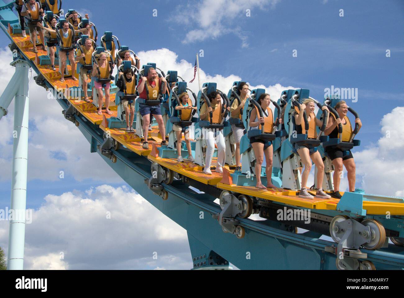 Pipedream curvo corre a Seaworld, Orlado USA. Vista completa del treno con un cielo all'indietro Foto Stock