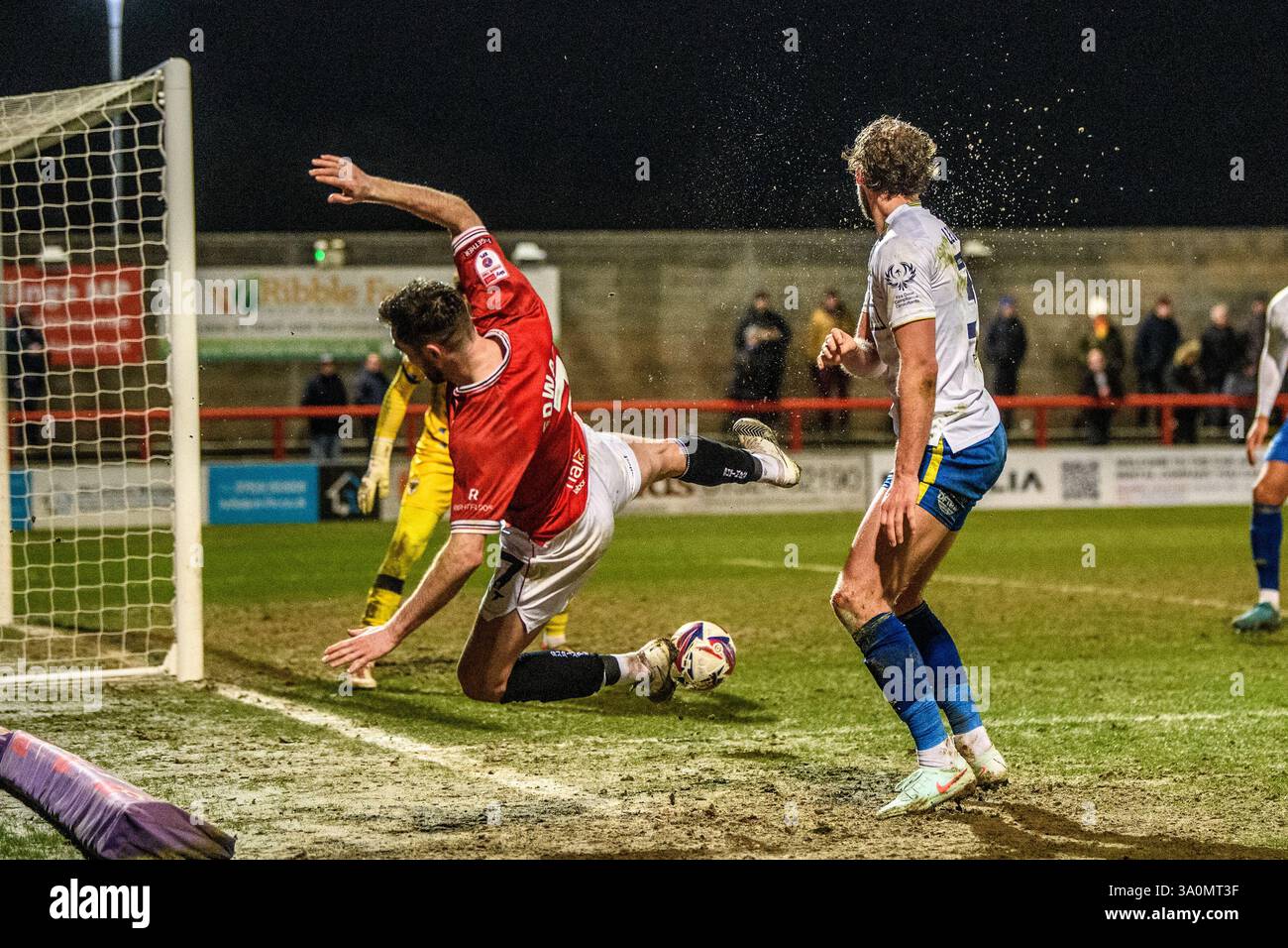 Gwion Edwards del Morecambe FC viene spinto fuori da Joe Lewis della AFC Wimbledon durante la partita Sky Bet League 2 tra Morecambe e AFC Wimbledon al Mazuma Mobile Stadium, Morecambe, martedì 4 marzo 2025. (Foto: Ian Charles | mi News) crediti: MI News & Sport /Alamy Live News Foto Stock