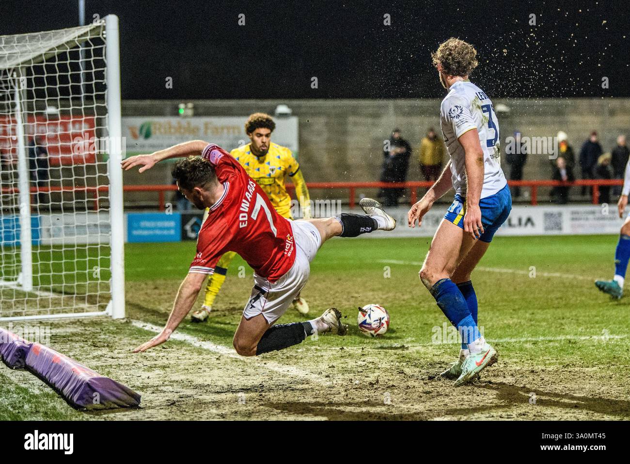 Gwion Edwards del Morecambe FC viene spinto fuori da Joe Lewis della AFC Wimbledon durante la partita Sky Bet League 2 tra Morecambe e AFC Wimbledon al Mazuma Mobile Stadium, Morecambe, martedì 4 marzo 2025. (Foto: Ian Charles | mi News) crediti: MI News & Sport /Alamy Live News Foto Stock