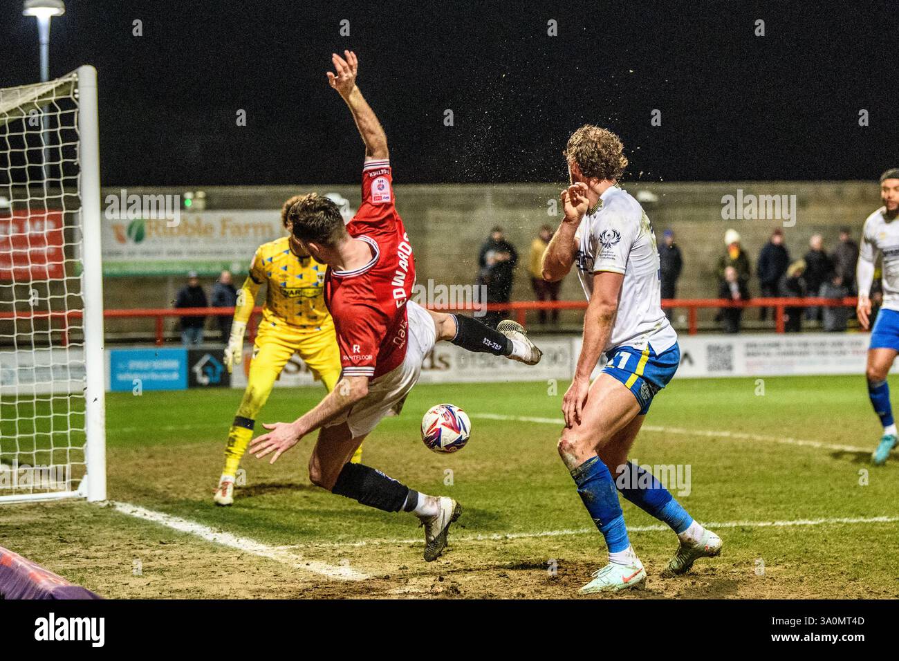 Gwion Edwards del Morecambe FC viene spinto fuori da Joe Lewis della AFC Wimbledon durante la partita Sky Bet League 2 tra Morecambe e AFC Wimbledon al Mazuma Mobile Stadium, Morecambe, martedì 4 marzo 2025. (Foto: Ian Charles | mi News) crediti: MI News & Sport /Alamy Live News Foto Stock