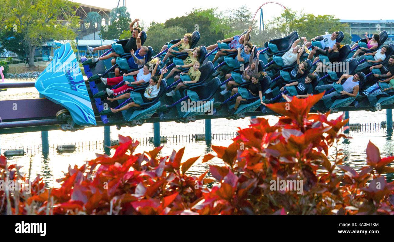 Mako corre a Seaworld, Orlado USA. Vista laterale con piante rosse Foto Stock