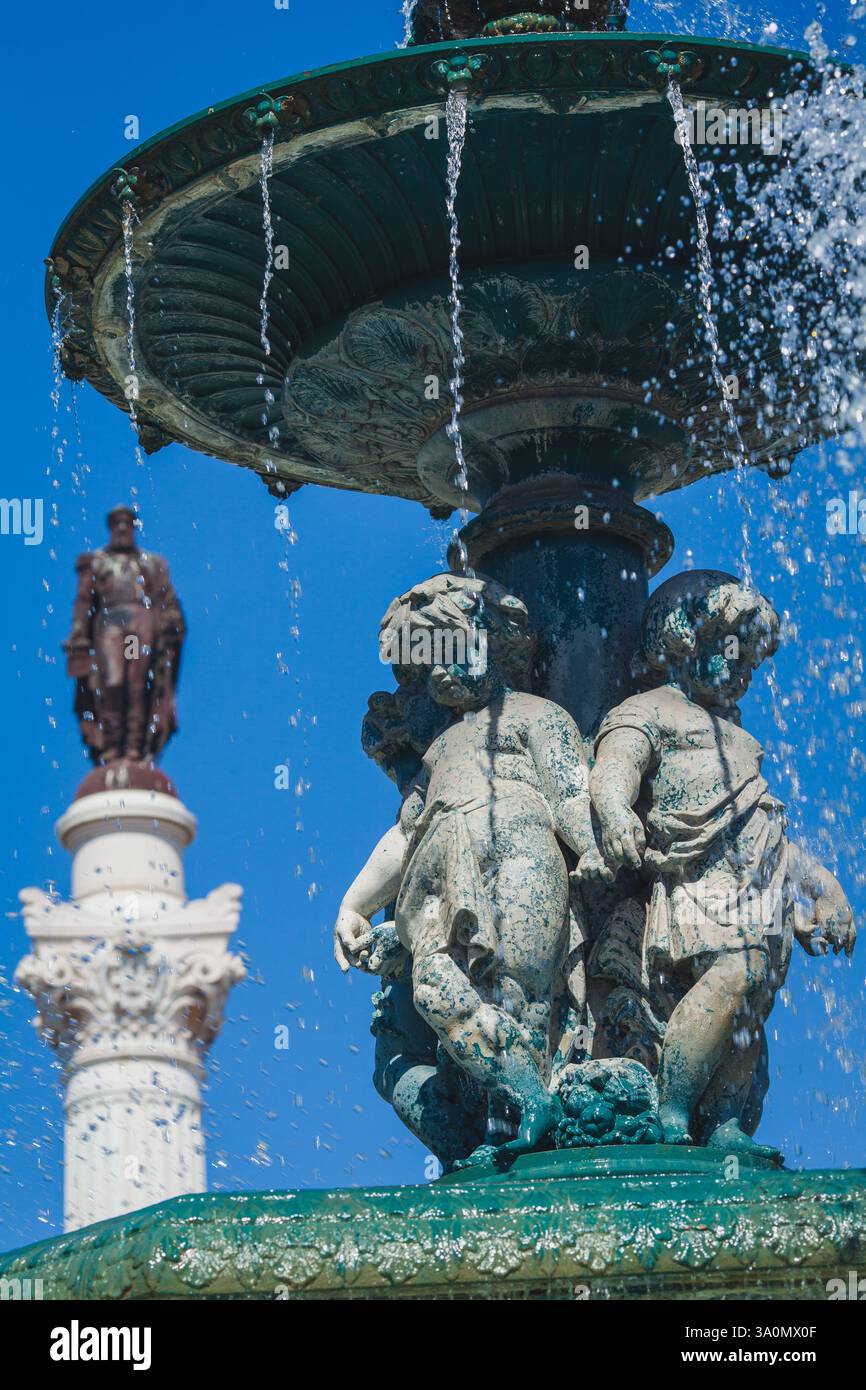 Una fontana con sirene sulla piazza del Rossio a Lisbona Foto Stock