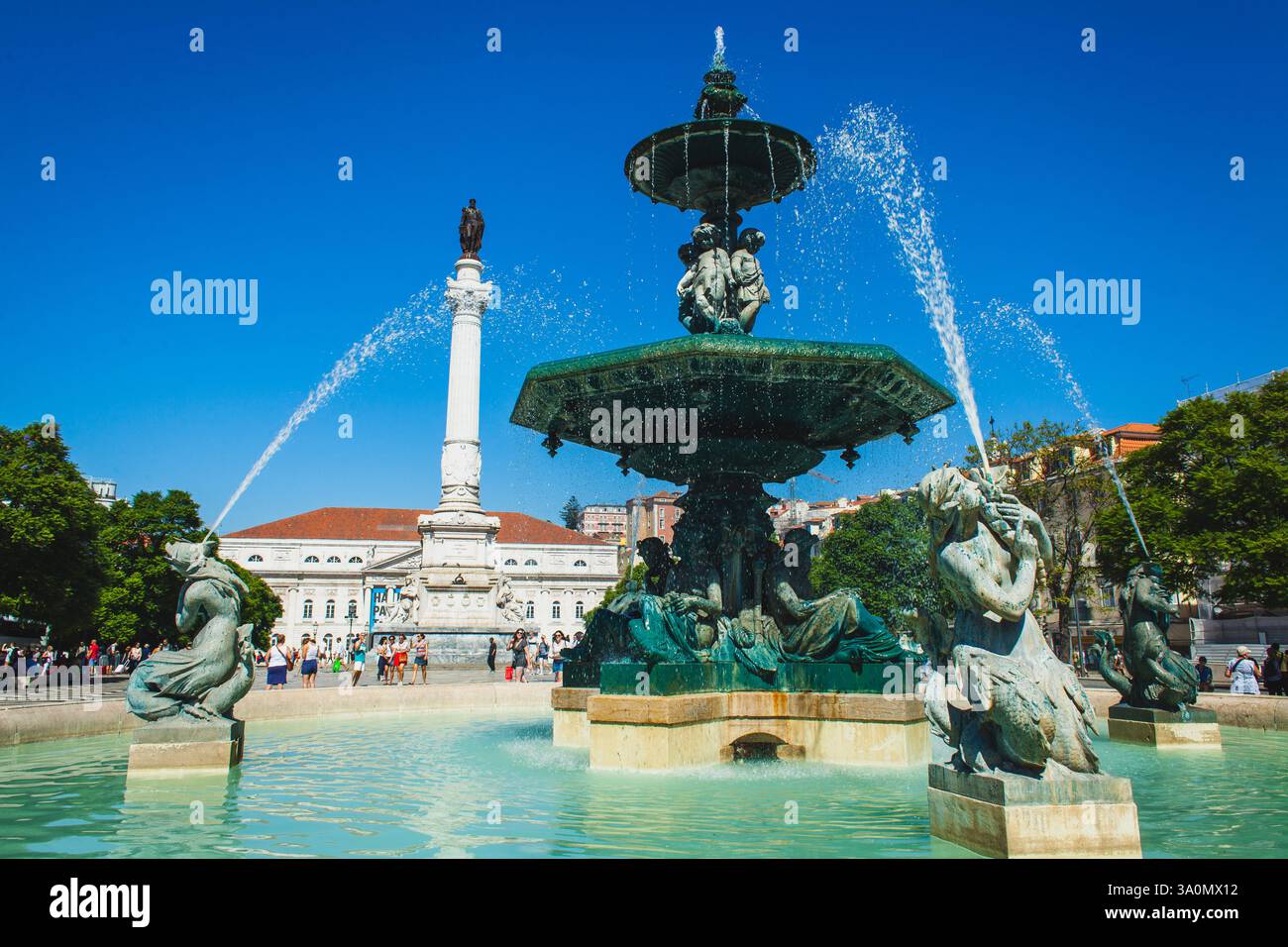 Una fontana con sirene sulla piazza del Rossio a Lisbona Foto Stock