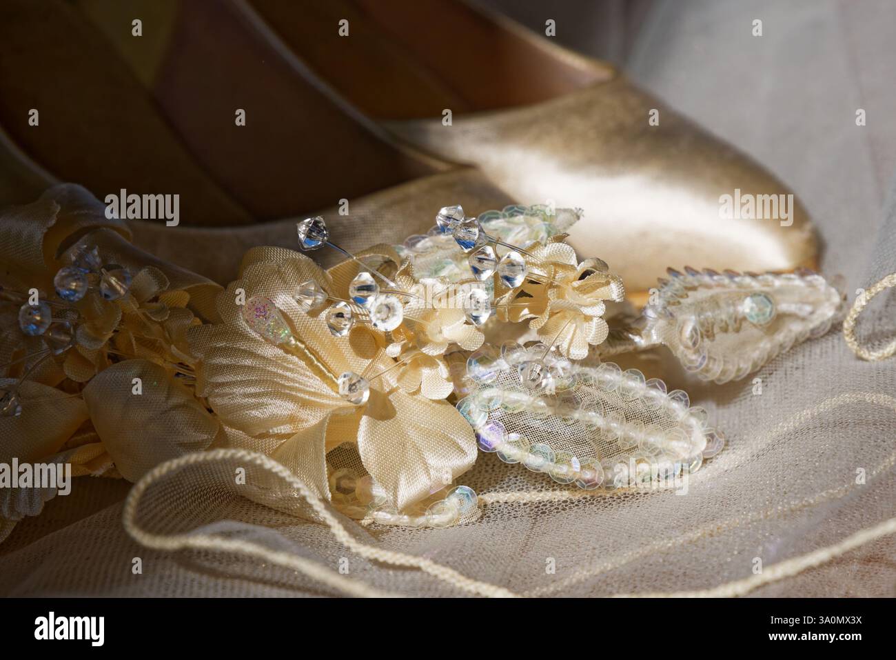 Scarpe da sposa e fascia nuziale su immagine dettagliata del velo Foto Stock