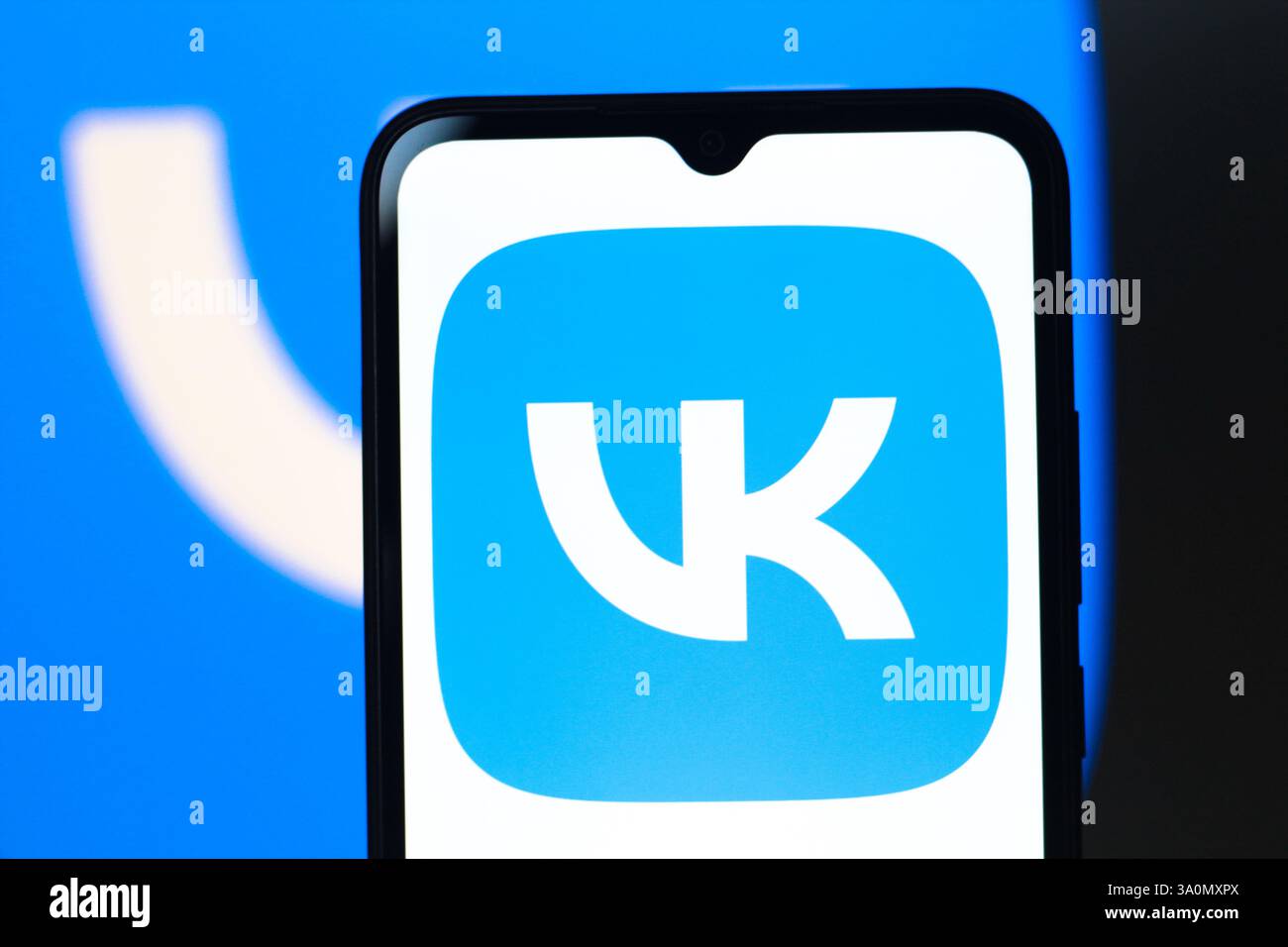 In questa immagine, il logo VK viene visualizzato sullo schermo di uno smartphone. Foto Stock