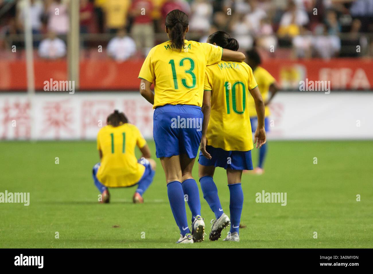 Monica del Brasile (13) consola Marta (10) dopo che la Germania ha sconfitto il Brasile 2-0 nella finale della Coppa del mondo femminile FIFA il 30 settembre 2007 a Shanghai, Cina. Solo per uso editoriale. Uso commerciale vietato. (Fotografia di Jonathan Paul Larsen / Diadem Images) Foto Stock