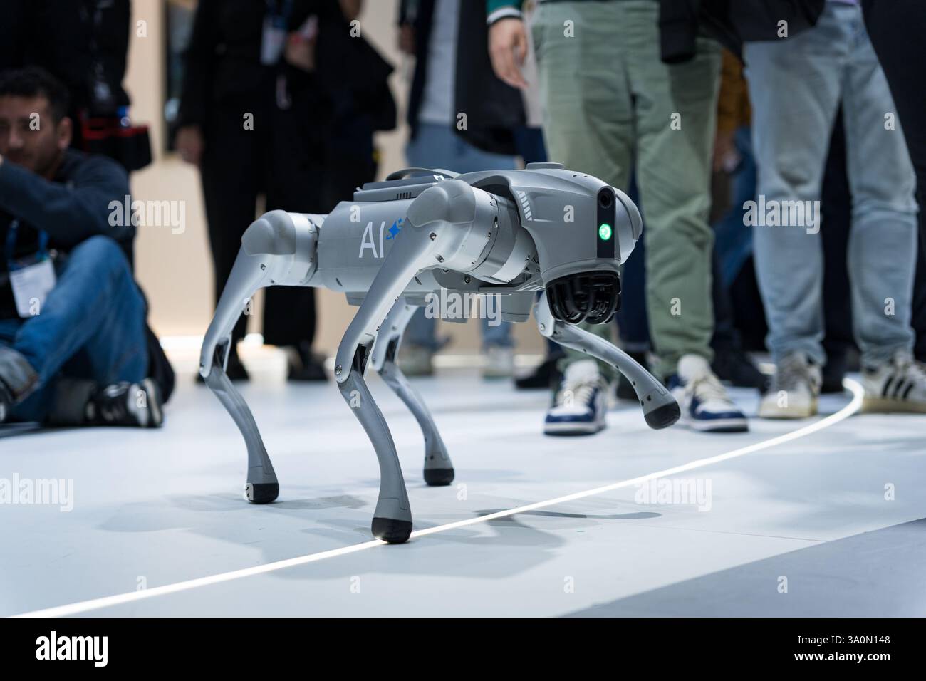 Barcellona, Spagna. 4 marzo 2025. Un cane robotico è visto interagire con le persone al Mobile World Congress 2025 (MWC) presso la Fira de Barcelona. Il GSMA Mobile World Congress, una delle fiere di tecnologia e comunicazione più importanti al mondo, si tiene ogni anno a Barcellona, con le più grandi aziende tecnologiche e mobili di tutto il mondo che presentano i loro prodotti più recenti. (Davide Bonaldo/Sipa USA) credito: SIPA USA/Alamy Live News Foto Stock