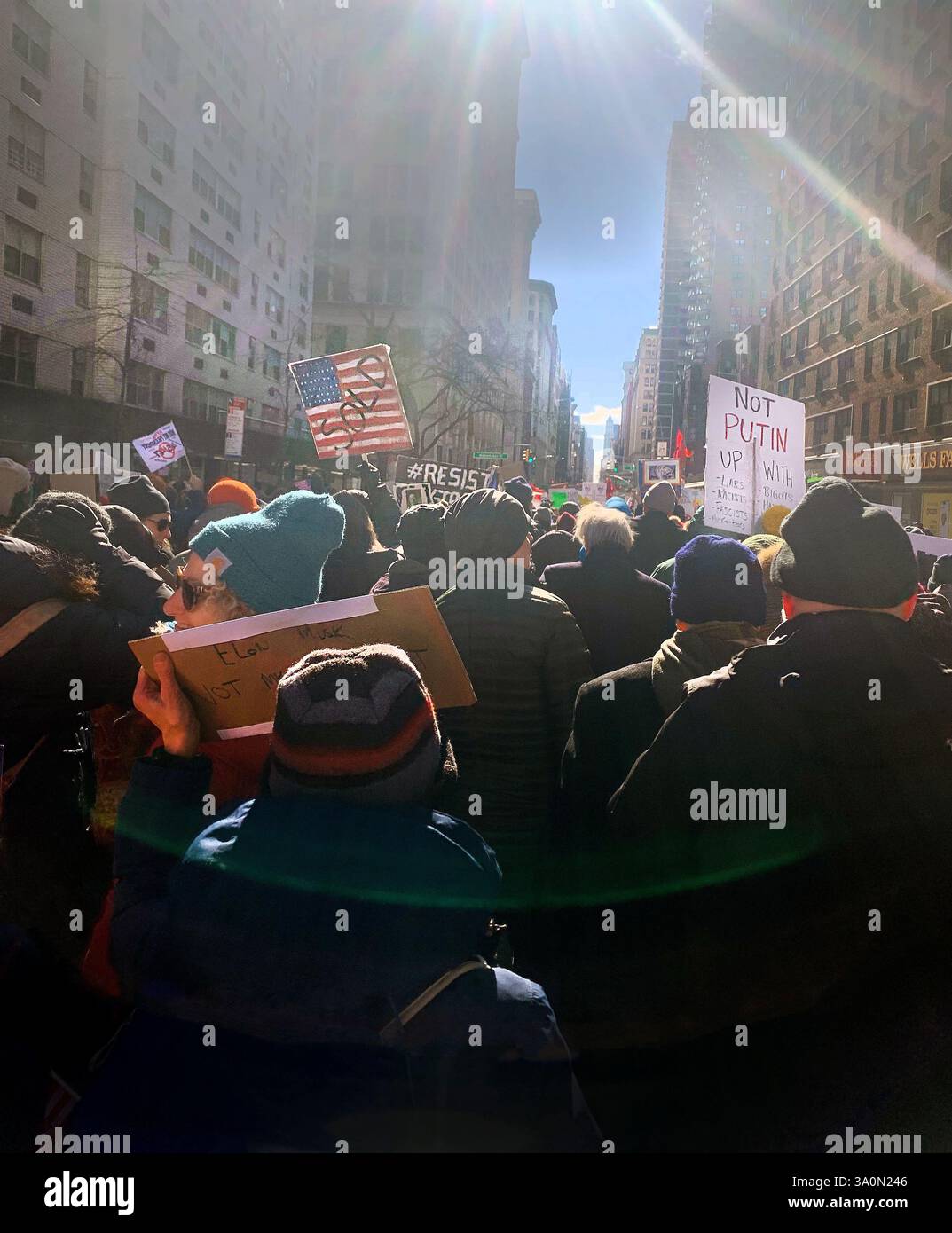 Marcia di protesta contro il presidente degli Stati Uniti Donald Trump, New York City, NY, USA, 17 febbraio, 2025 Foto Stock