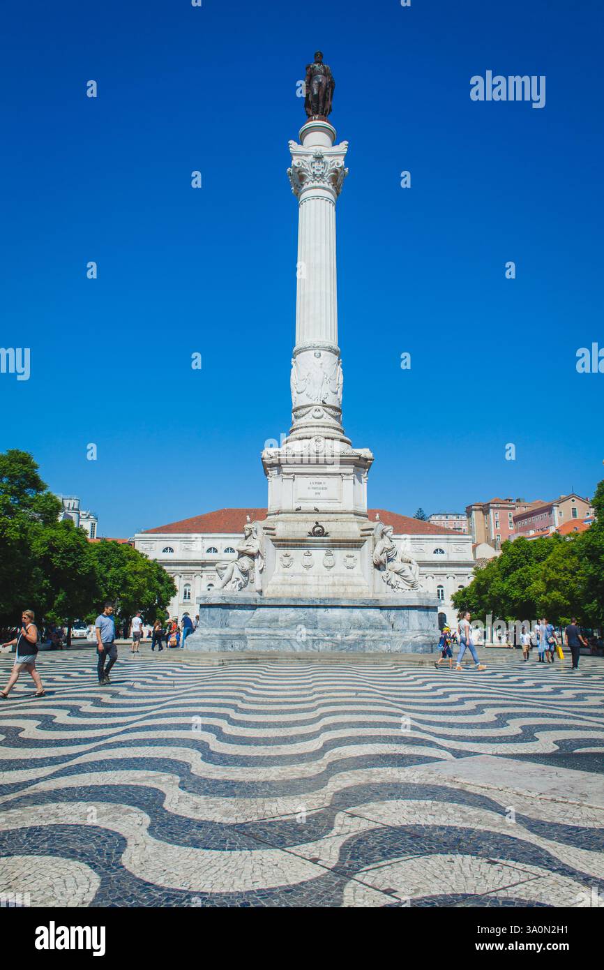 Una fontana con sirene sulla piazza del Rossio a Lisbona Foto Stock