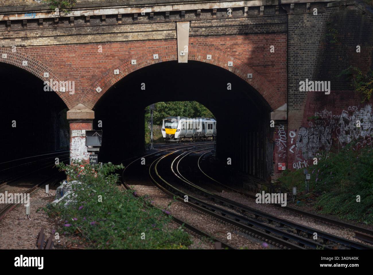 Treno elettrico Govia Thameslink classe 700 a Denmark Hill, a sud di Londra, passando attraverso il tunnel Grove Foto Stock