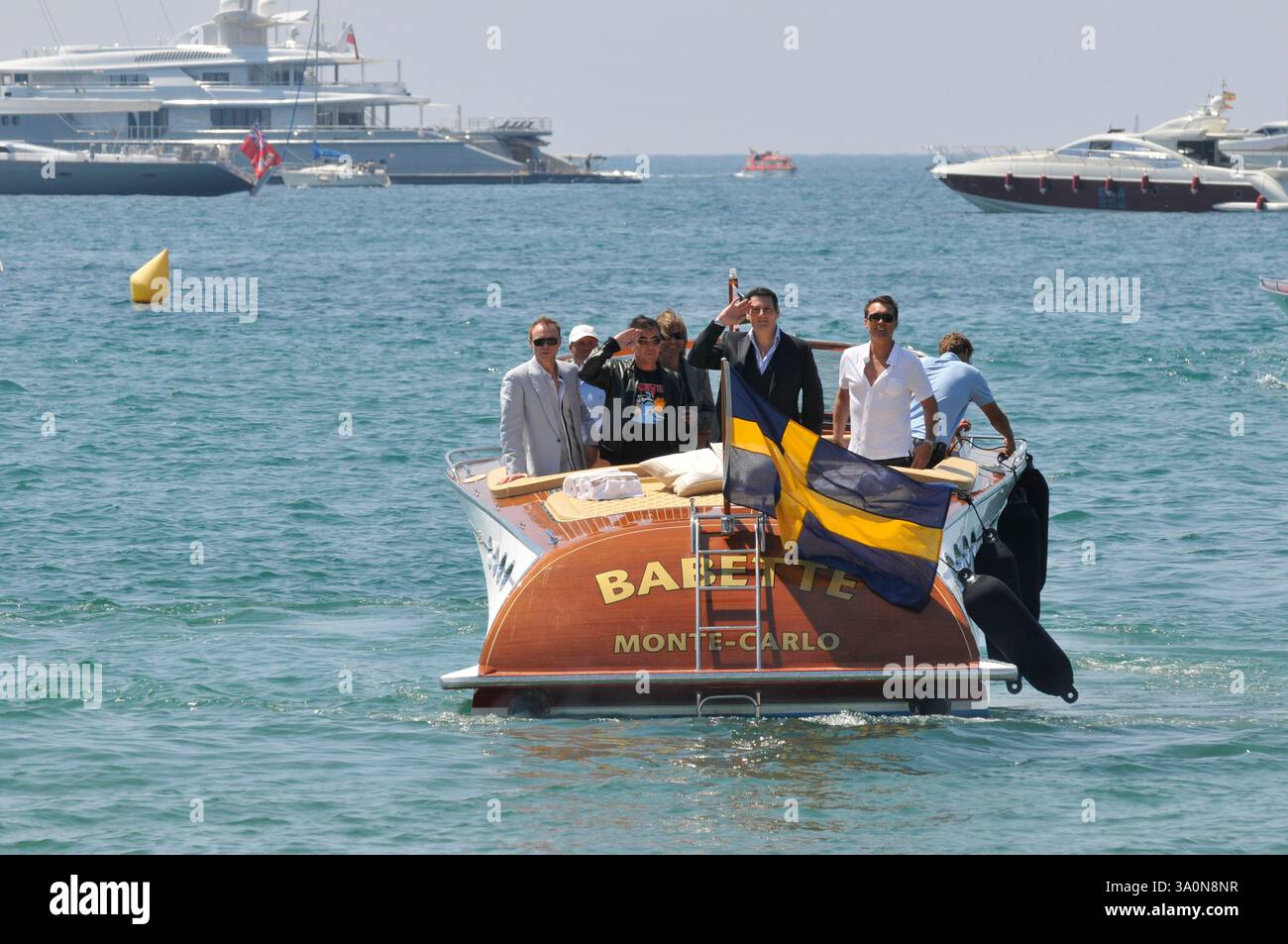 SPANDAU BALLET- Gary Kemp, Martin Kemp, Tony Hadley, Steve Norman & John Keeble.photocall .62° Festival Internazionale del Cinema di Cannes. Cannes, Francia. 19 maggio 2009.barca acqua banda di mare gruppo saluto mano sventolando bandiera .CAP/PL.©Phil Loftus/Capital Pictures Foto Stock