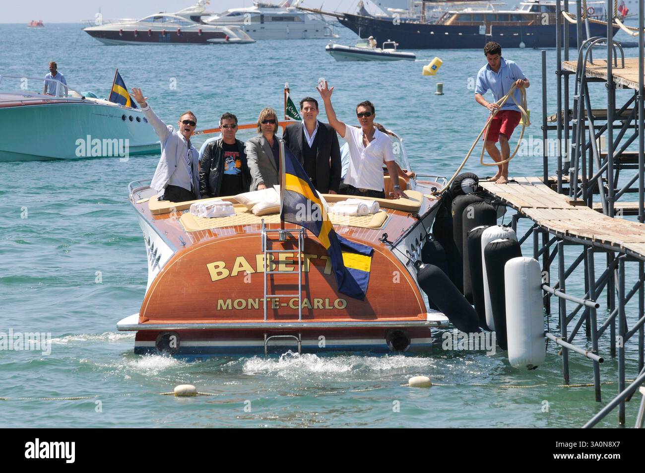 SPANDAU BALLET- Gary Kemp, Martin Kemp, Tony Hadley, Steve Norman & John Keeble.photocall .62° Festival Internazionale del Cinema di Cannes. Cannes, Francia. 19 maggio 2009.barca gruppo di bande di mare mare a mano bandiera .CAP/PL.©Phil Loftus/Capital Pictures Foto Stock