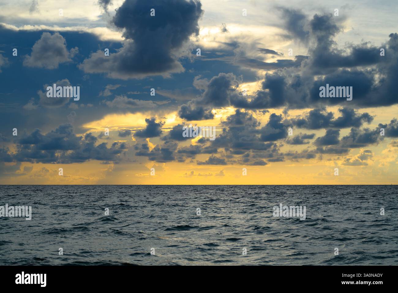 Sfondo cielo spettacolare. Cielo nuvoloso buio e tempestoso. Tramonto sul mare con un cielo spettacolare. Cielo nuvoloso sul mare Foto Stock