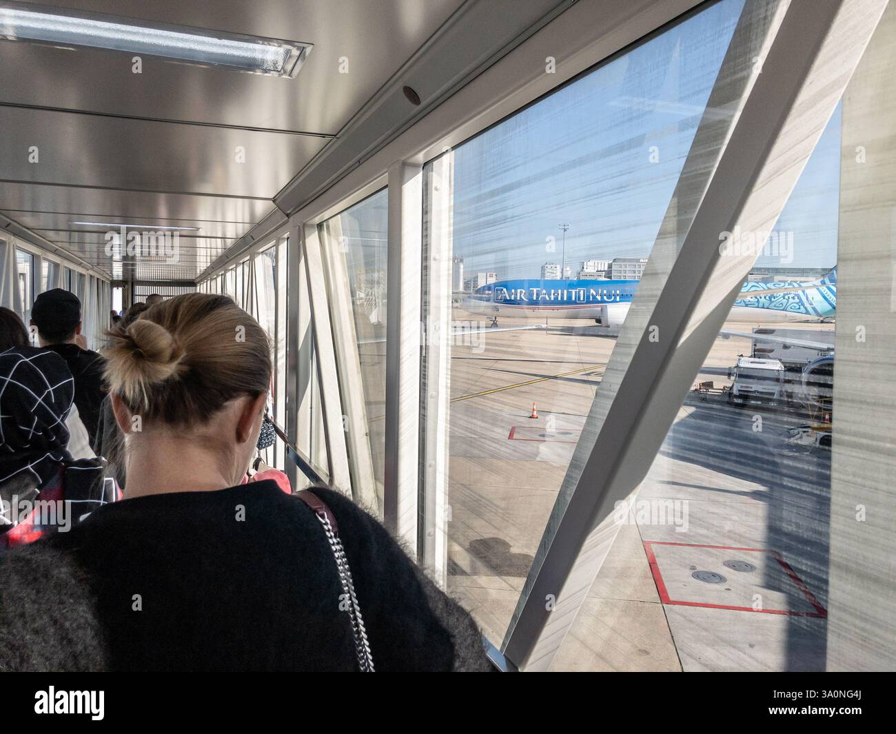 PARIGI, FRANCIA - 22 AGOSTO 2024: Air Tahiti Nui Aircraft attende all'aeroporto Charles de Gaulle di Parigi. Air tahiti nui è un vettore della Polinesia francese con Foto Stock