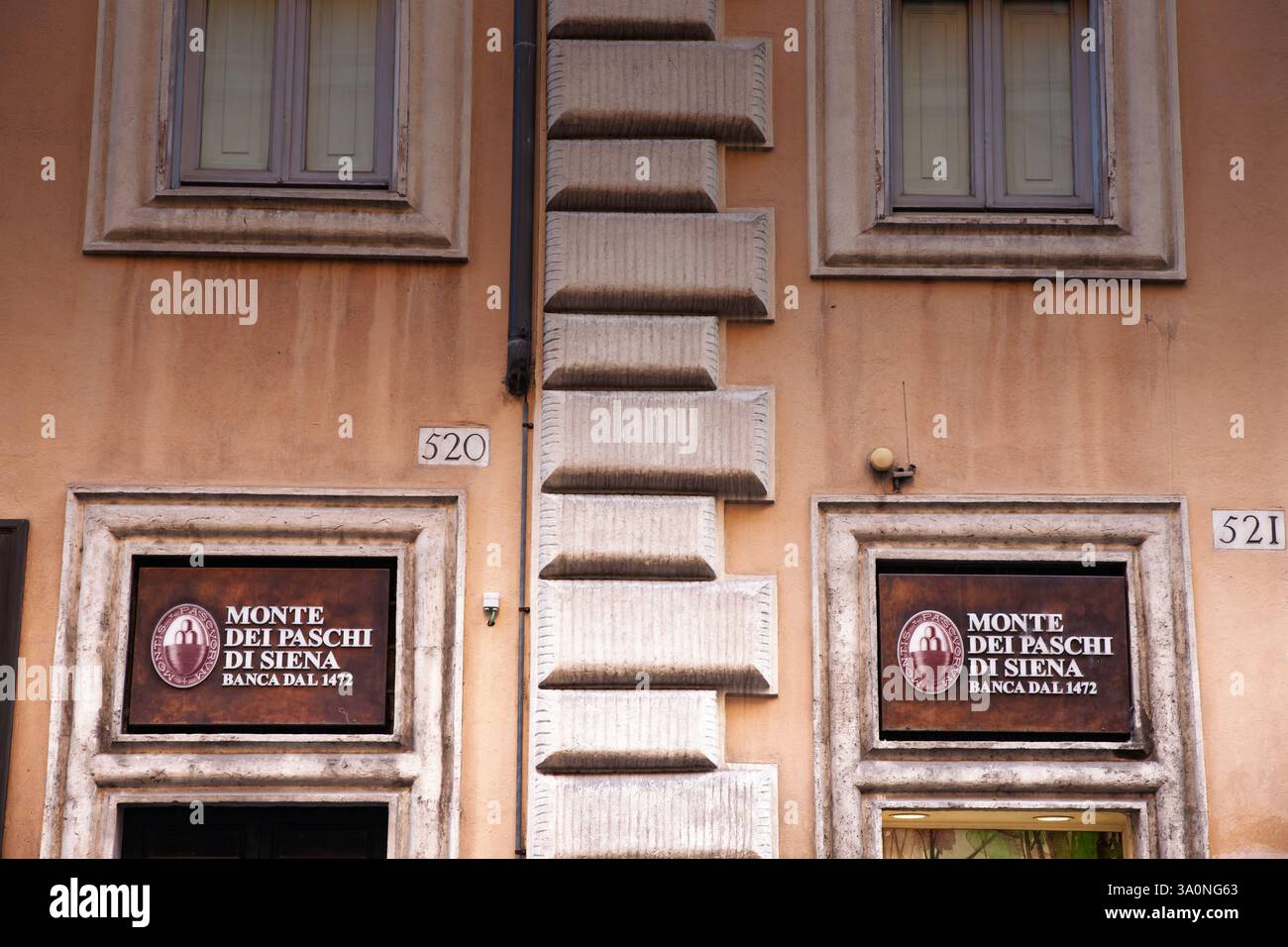 ROMA, ITALIA - 15 GIUGNO 2024: Filiale della Banca Monte dei Paschi di Siena a Roma. La Banca Monte dei Paschi di Siena è una banca, fondata nel 1472, di cui fa parte Foto Stock
