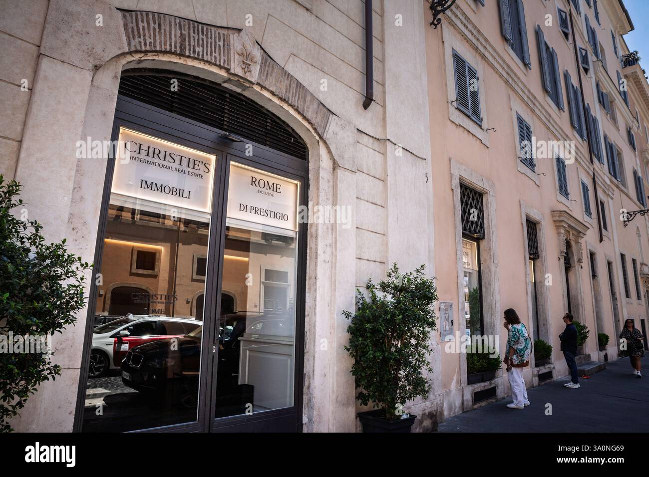 ROMA, ITALIA - 15 GIUGNO 2024: La vetrina di Hristie's International Real Estate si erge su una facciata romana. L'immobiliare internazionale di Christie lo e' Foto Stock