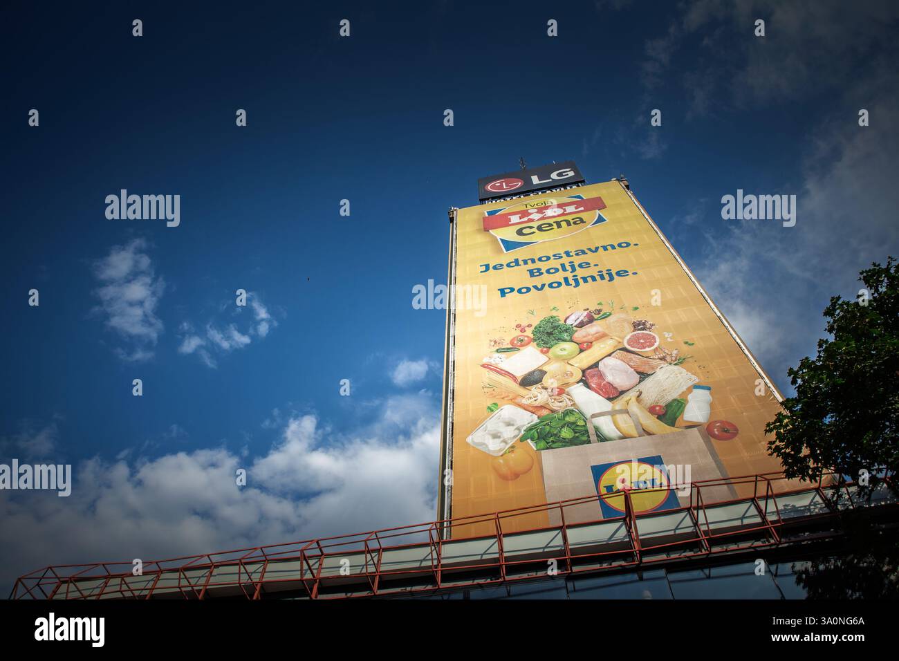 BELGRADO, SERBIA - 12 OTTOBRE 2024: Cartellone Lidl a Belgrado, con la grafica promozionale della catena di supermercati. Lidl è una discou tedesca globale Foto Stock