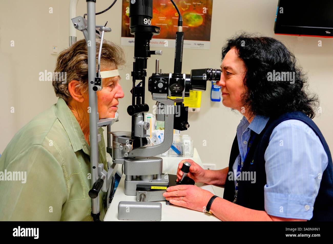 Una paziente anziana che si sottopone a un controllo oculare in un ospedale in Australia Foto Stock