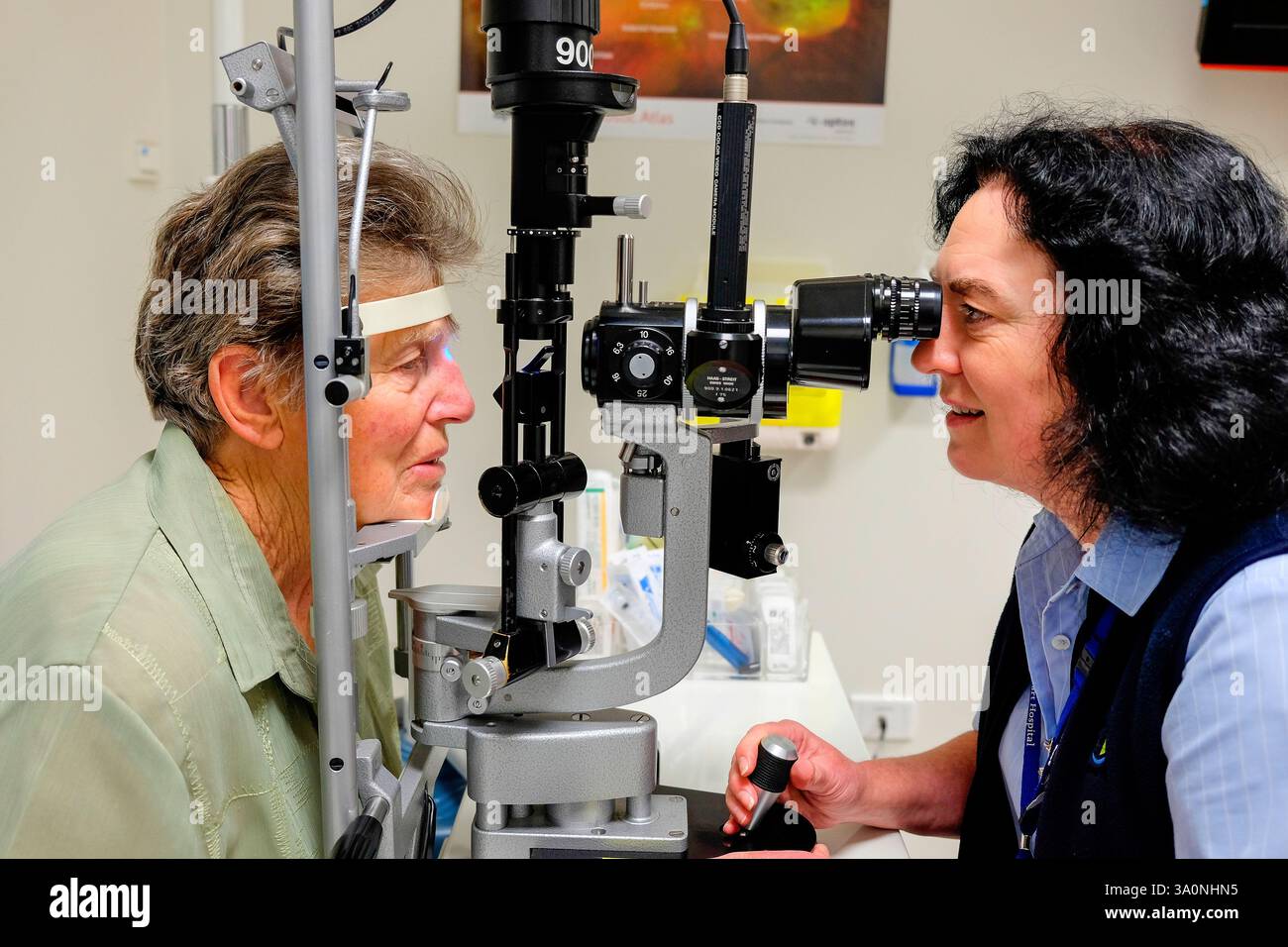 Una paziente anziana che si sottopone a un controllo oculare in un ospedale in Australia Foto Stock