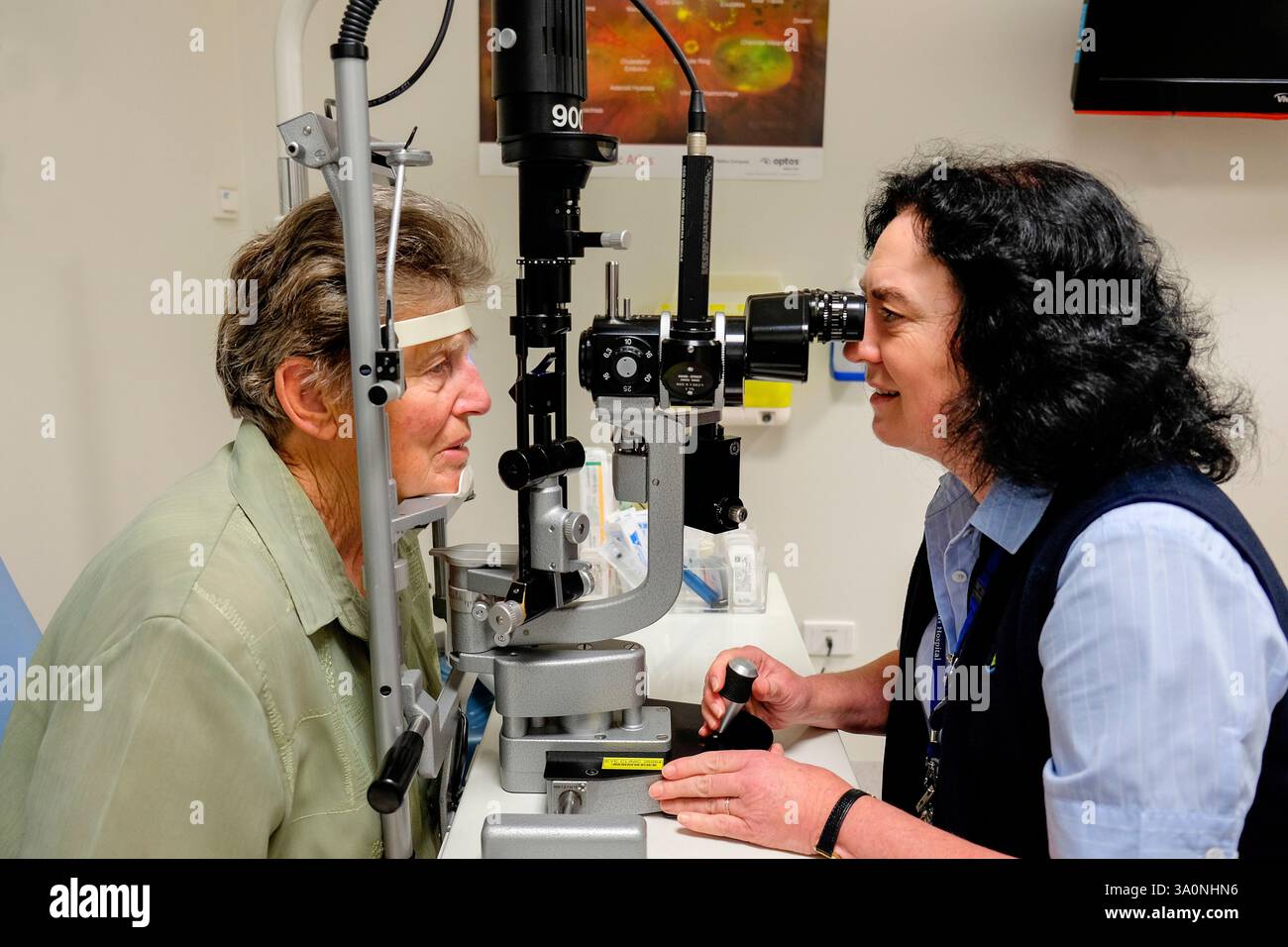 Una paziente anziana che si sottopone a un controllo oculare in un ospedale in Australia Foto Stock