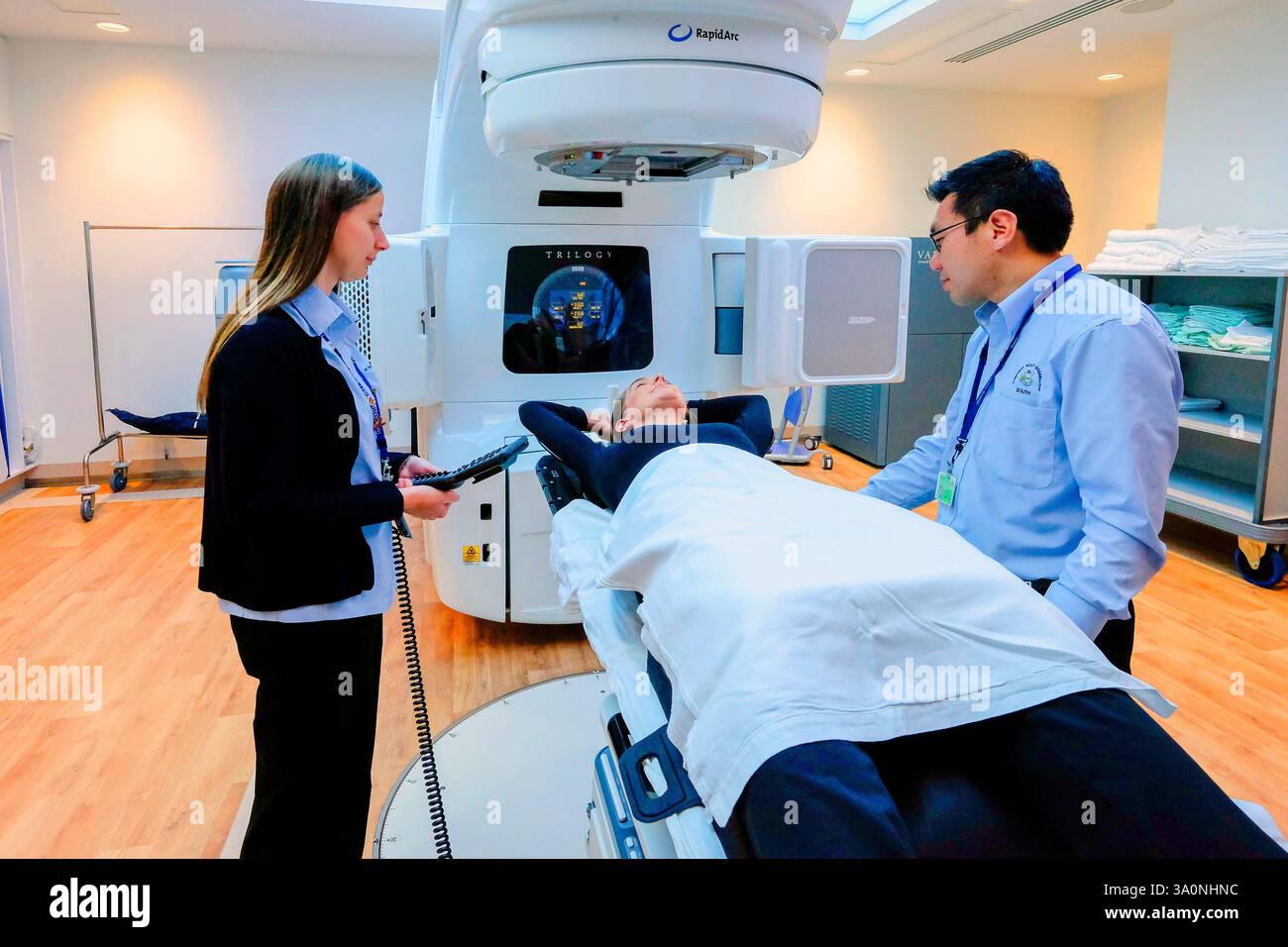 Un paziente in fase di preparazione per il trattamento con una macchina per radioterapia Trilogy RapidArc. Foto Stock