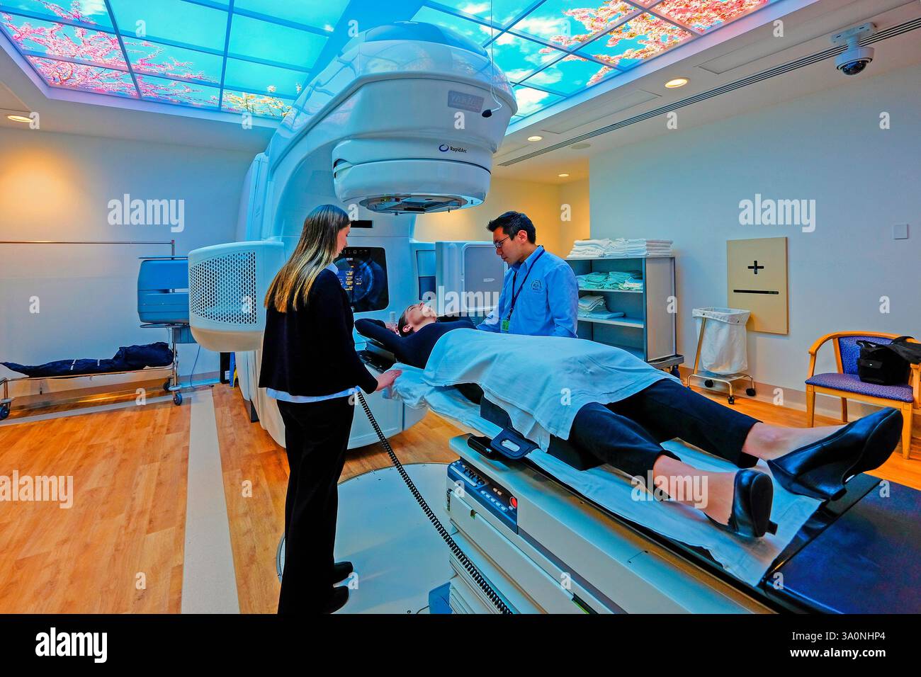 Un paziente in fase di preparazione per il trattamento con una macchina per radioterapia Trilogy RapidArc. Foto Stock