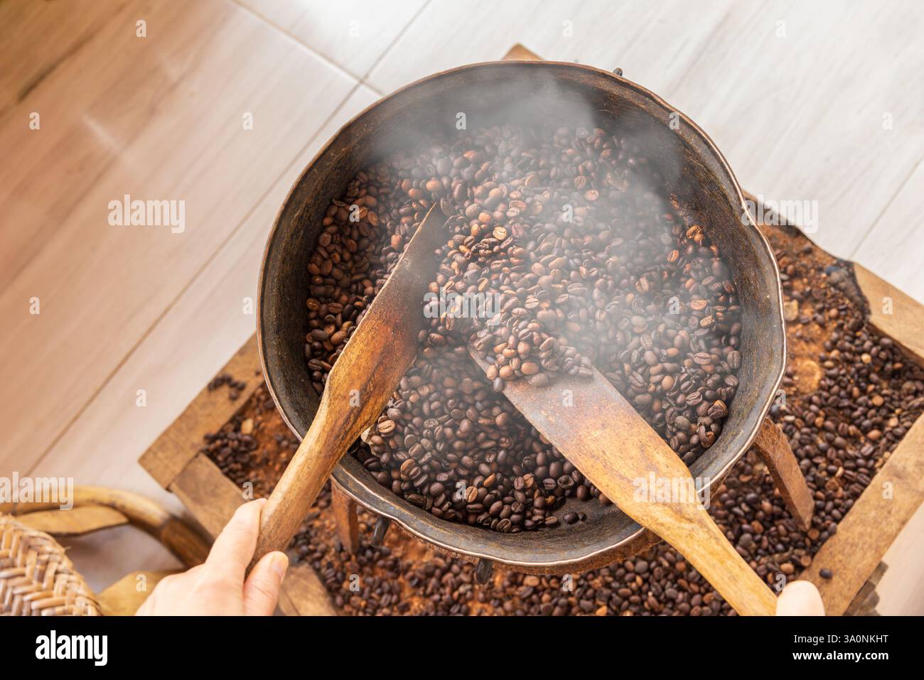 Chicchi di caffè arrosto tradizionali a casa. Foto Stock