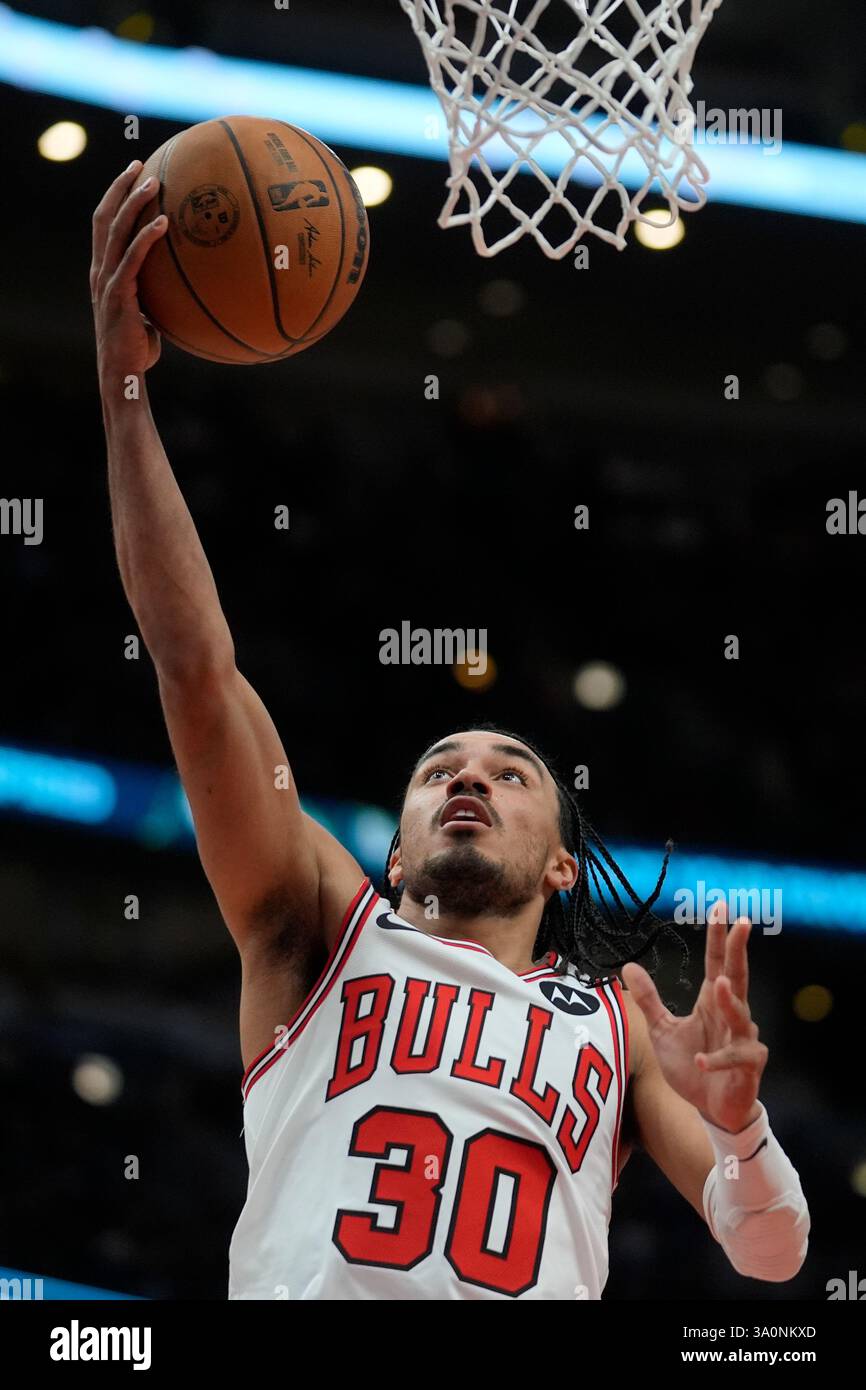Chicago Bulls guard Tre Jones (30) makes a shot during the first half of an NBA basketball game against the Cleveland Cavaliers, Tuesday, March 4, 2025, in Chicago. (AP Photo/Erin Hooley) Foto Stock