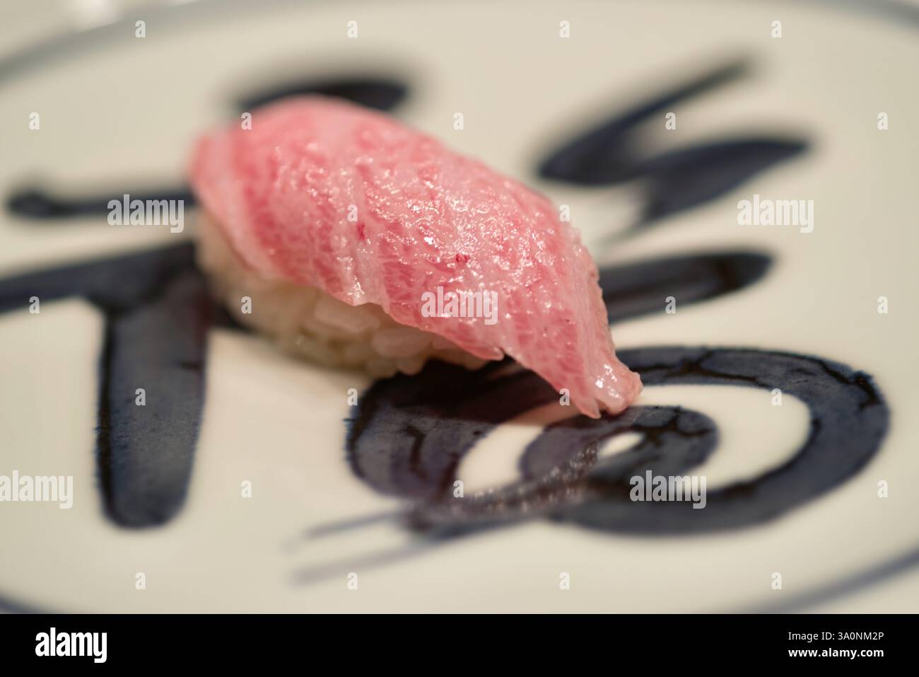 La foto mostra i piatti preparati dallo chef di sushi Shinji Kanesaka nel suo ristorante di sushi classificato Michellin a Tokyo, in Giappone Foto Stock