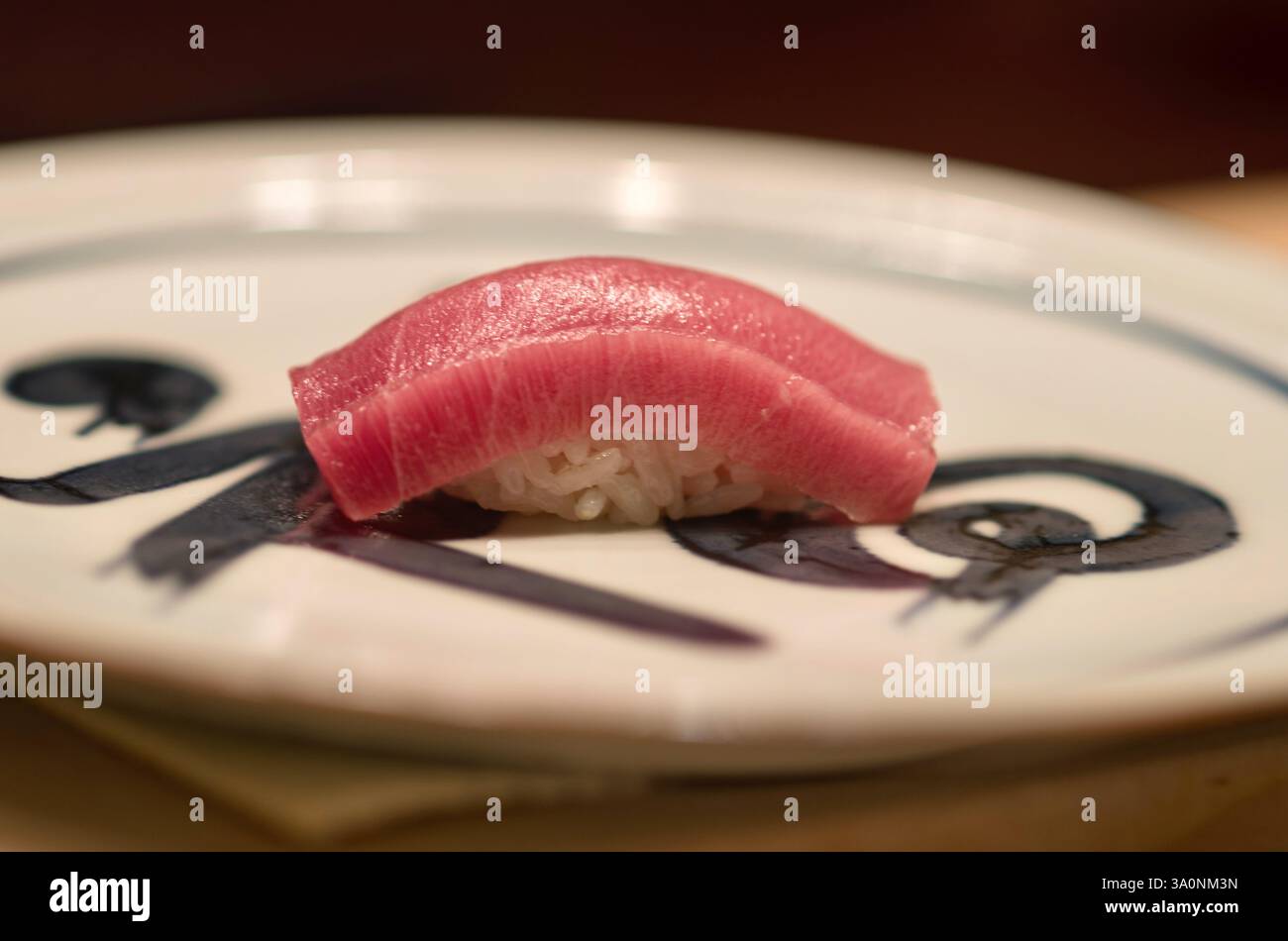 La foto mostra i piatti preparati dallo chef di sushi Shinji Kanesaka nel suo ristorante di sushi classificato Michellin a Tokyo, in Giappone Foto Stock