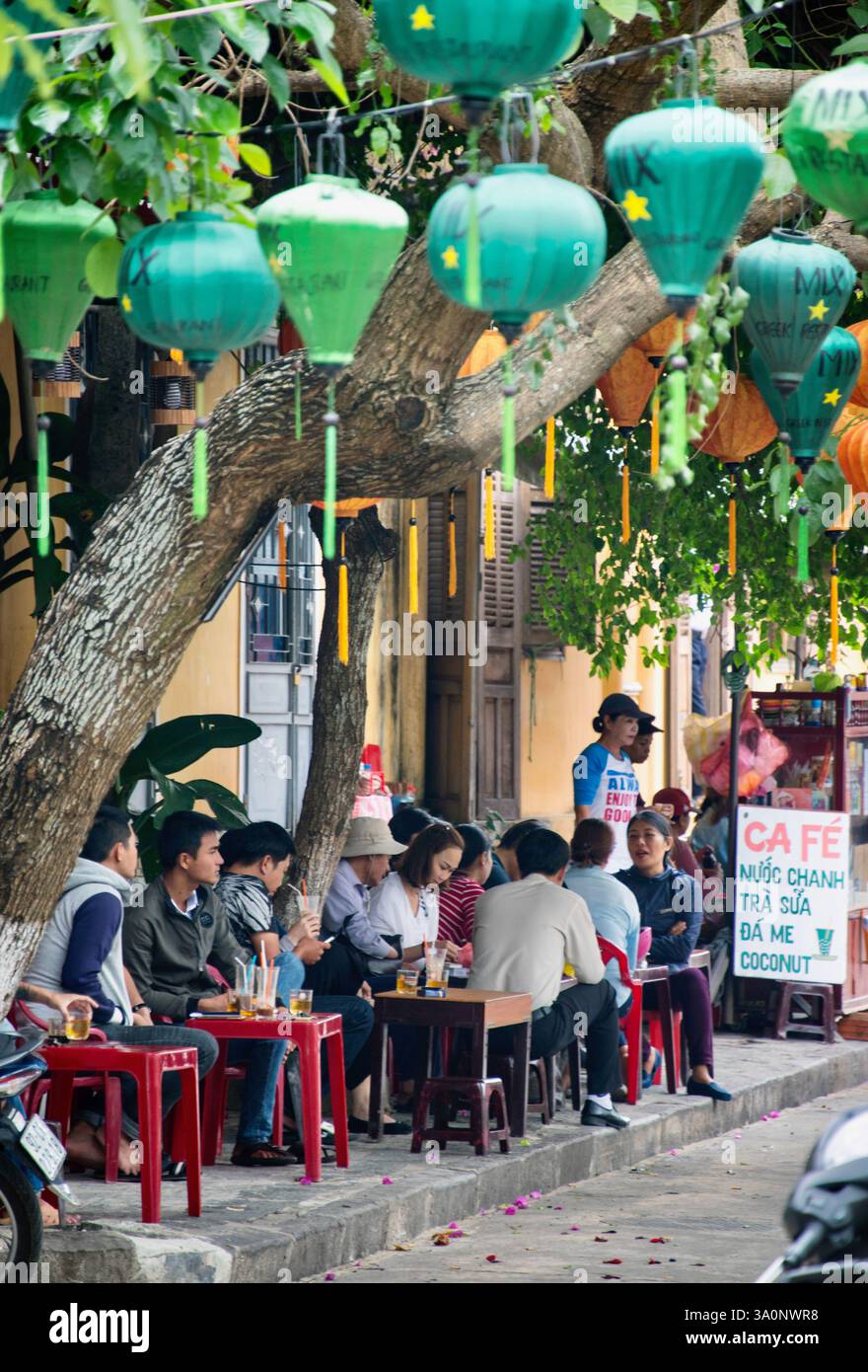 Il 2 novembre 2017 i clienti potranno pranzare in una caffetteria a lato della strada a HOI AN, Vietnam. FOTO ROB GILHOOLY Foto Stock